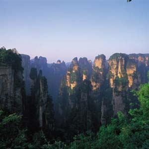 單獨(dú)成團(tuán)N線：張家界、天子山、寶峰湖、猛洞河漂流、鳳凰古城四晚五日湘西全景游